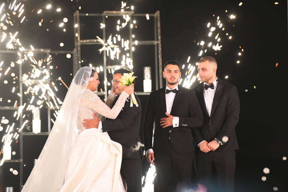 "محمد هنيدي يحتفل بزفاف ابنته فريدة وسط نجوم الفن وأجواء مليئة بالفرح" 1 "محمد هنيدي يحتفل بزفاف ابنته فريدة وسط نجوم الفن وأجواء مليئة بالفرح"