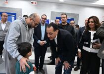 مدبولي يطمئن على رضا المواطنين عن خدمات «حياة كريمة» في مركز طب الأسرة بطحانوب