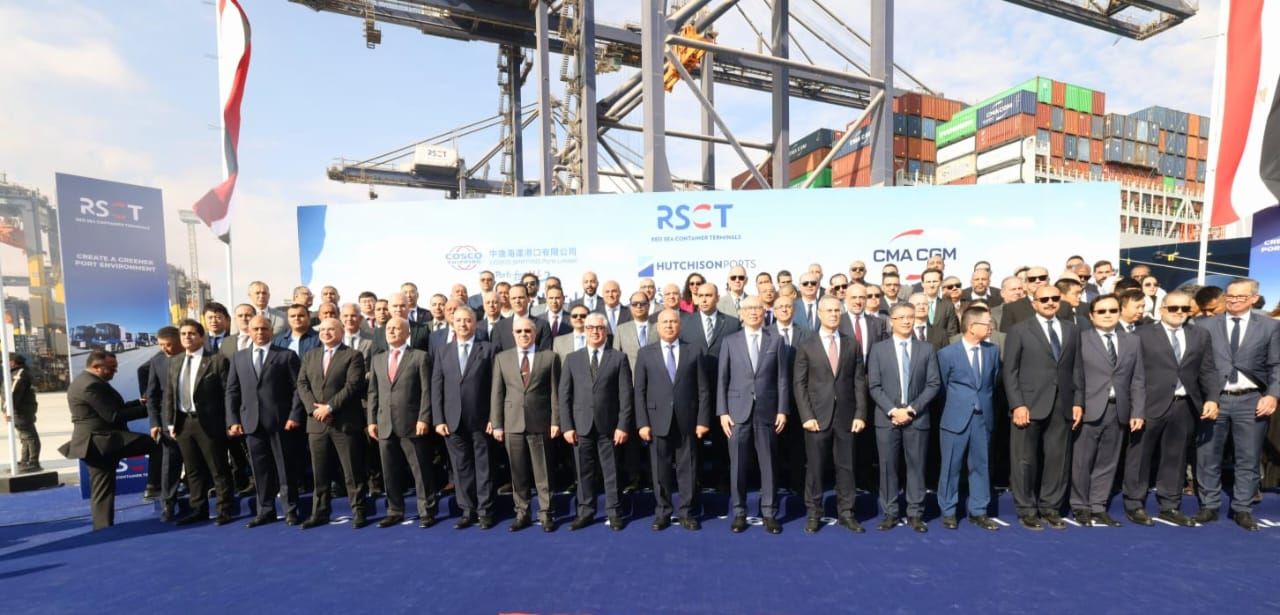 كامل الوزير يشهد بدء التشغيل التجريبي لمحطة البحر الأحمر لتداول الحاويات رقم 1 بميناء السخنة 1 كامل الوزير يشهد بدء التشغيل التجريبي لمحطة البحر الأحمر لتداول الحاويات رقم 1 بميناء السخنة