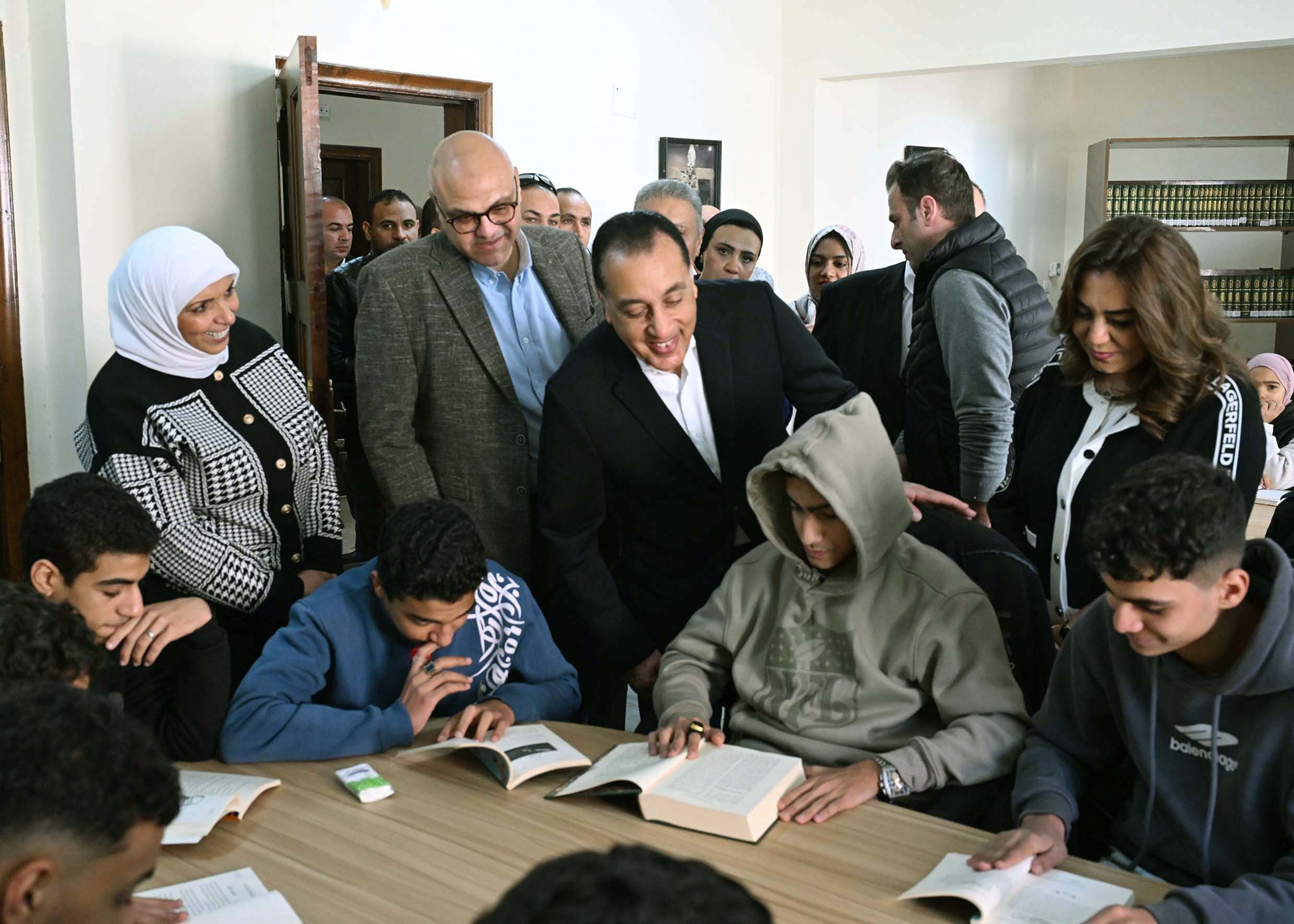 مدبولي يتفقد مكتبة مصر العامة بشبين القناطر ويؤكد دعم الدولة للأنشطة الثقافية للشباب 1 مدبولي يتفقد مكتبة مصر العامة بشبين القناطر ويؤكد دعم الدولة للأنشطة الثقافية للشباب