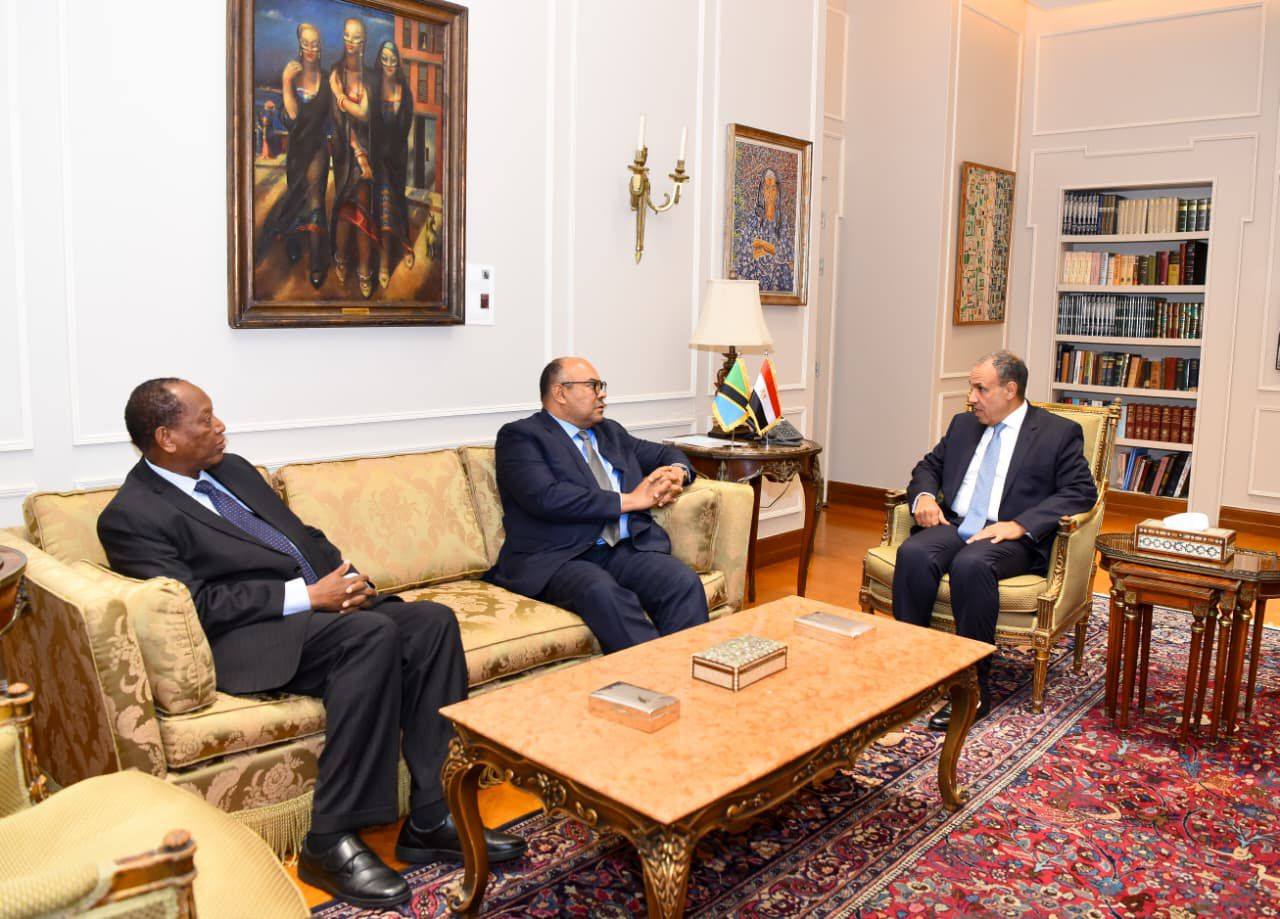 وزير الخارجية ونظيره التنزاني يبحثان سبل تعزيز التعاون الاقتصادي والسياسي المشترك