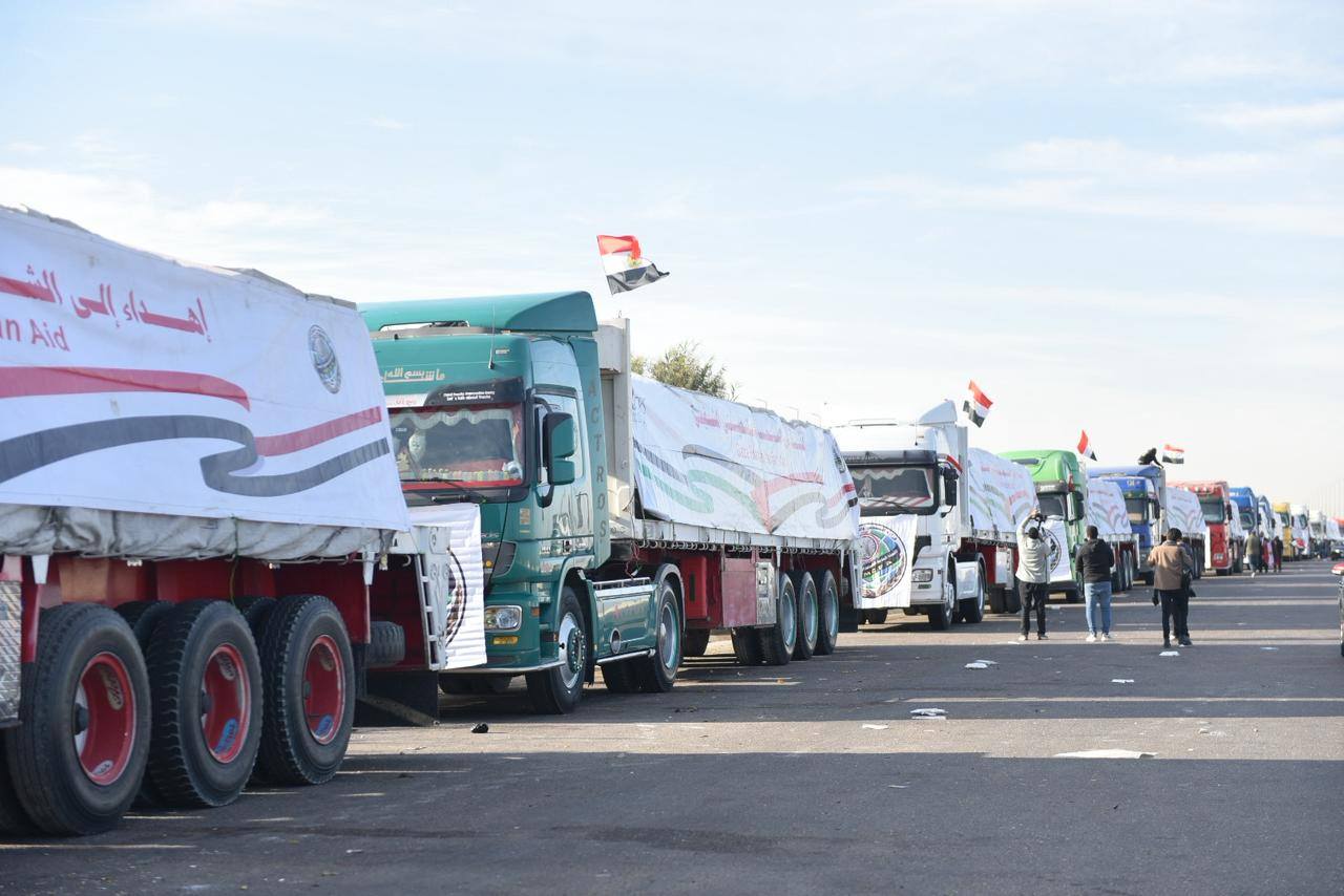 مصر تطلق القافلة الإغاثية رقم 15 إلى غزة محملة بـ136 طن مساعدات عاجلة