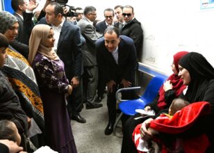 رئيس الوزراء يتحاور مع المواطنين خلال تفقد مركز طب الأسرة بقرية الفهميين ضمن «حياة كريمة»