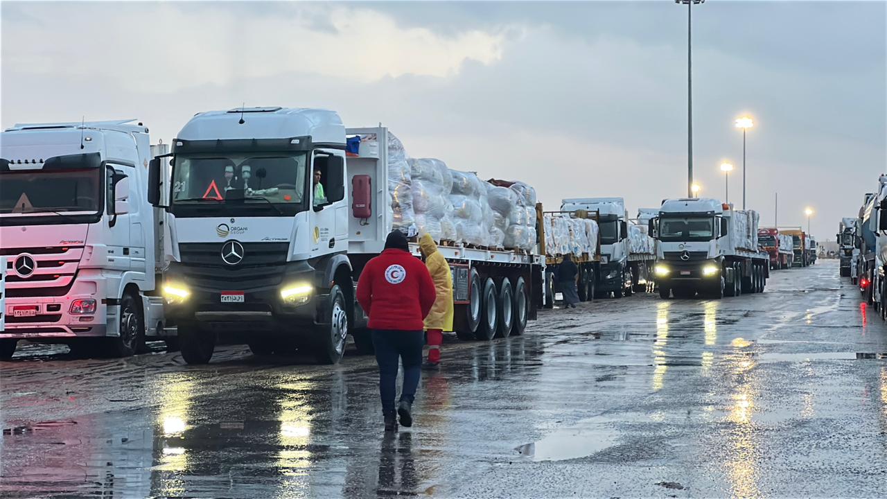 قافلة رقم 103.. الهلال الأحمر المصري يسيّر 7400 طن مساعدات عاجلة إلى غزة رغم الأمطار