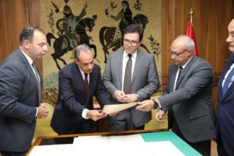 وزارة الثقافة تسلم 78 وثيقة تاريخية لوزارة الخارجية بعد ترميمها بدار الكتب