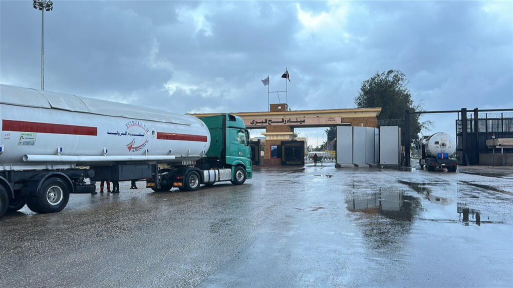 قافلة رقم 103.. الهلال الأحمر المصري يسيّر 7400 طن مساعدات عاجلة إلى غزة رغم الأمطار