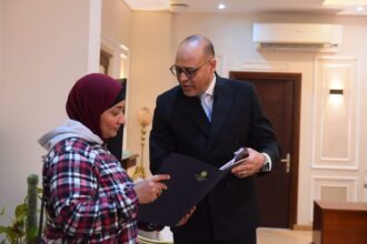 وزارة العمل تقدم دعمًا عاجلًا لسيدة عرضت أبنائها الـ4 للبيع بسبب الفقر