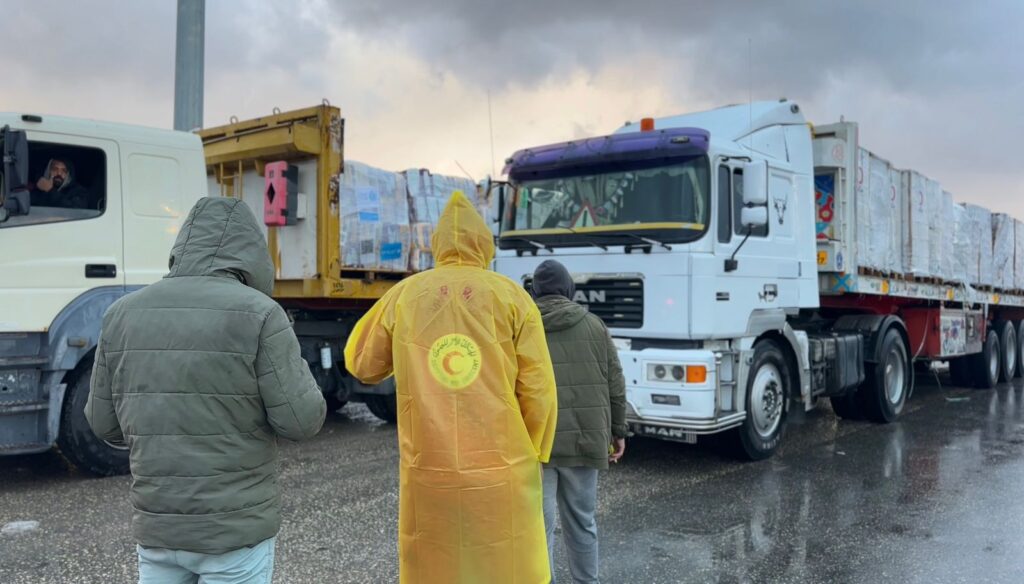 قافلة رقم 103.. الهلال الأحمر المصري يسيّر 7400 طن مساعدات عاجلة إلى غزة رغم الأمطار