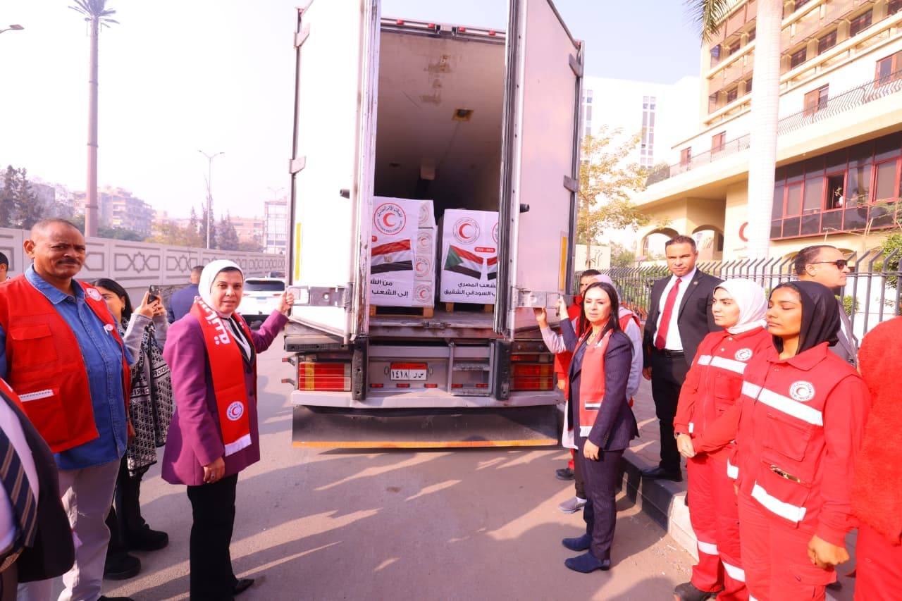 70 طن مساعدات.. وزارة التضامن تطلق أول قافلة برية لدعم الشعب السوداني