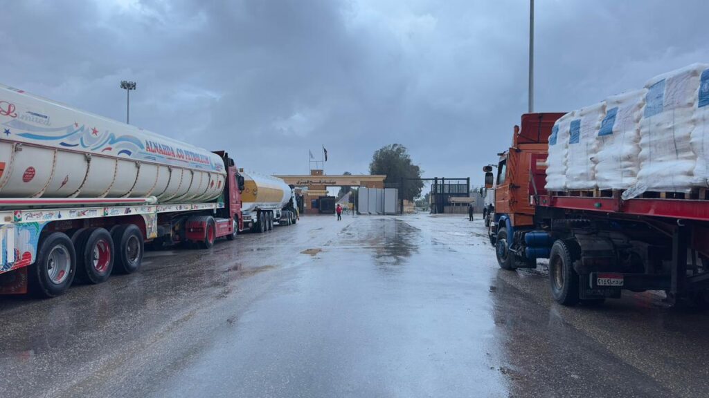 قافلة رقم 103.. الهلال الأحمر المصري يسيّر 7400 طن مساعدات عاجلة إلى غزة رغم الأمطار