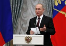 الكرملين ينفي رفض بوتين لخطة السلام الأمريكية: تبادل آراء وبحث عن حلول وسط لإنهاء أزمة أوكرانيا