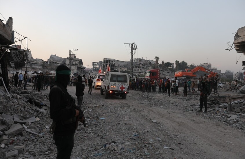 كتائب القسام وسرايا القدس تسلما جثة أسير إسرائيلي في غزة اليوم