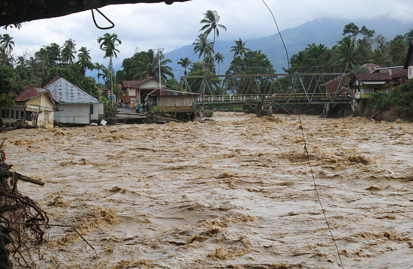 ارتفاع حصيلة ضحايا الفيضانات في إندونيسيا إلى 804 قتلى و650 مفقودا