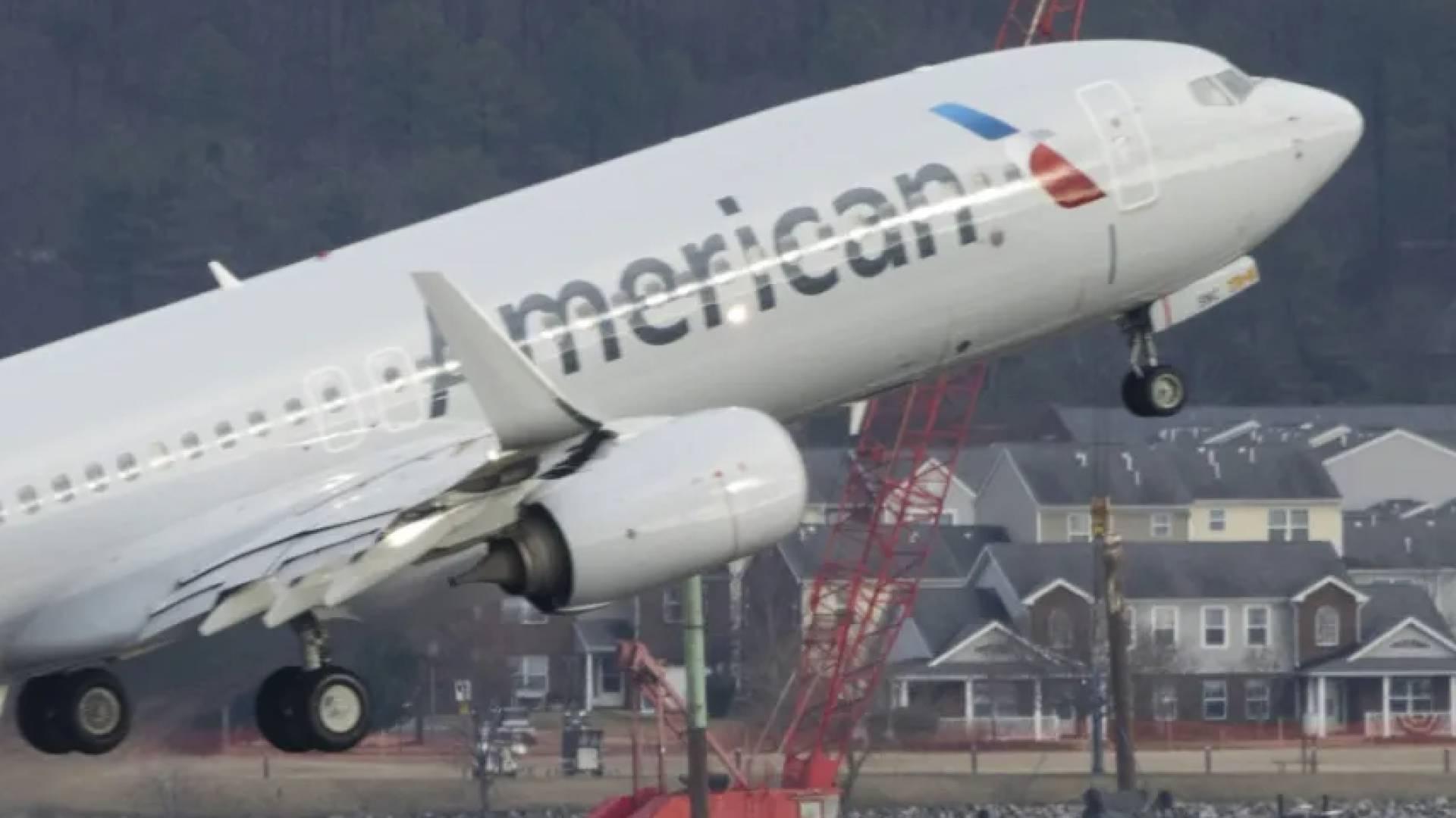 الحكومة الأمريكية تعترف: إهمال طيارين ومراقبين أدى إلى كارثة تصادم الجوي في واشنطن ومقتل 67 شخصاً