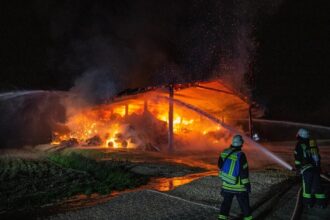 انفجار ضخم يتسبب في حريق هائل بموقع صناعي غربي ألمانيا