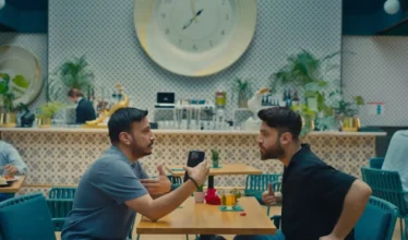 "محمد المشعل وحازم أحمد يقدمان ديو رومانسي كوميدي بـ'جناين ورد'"