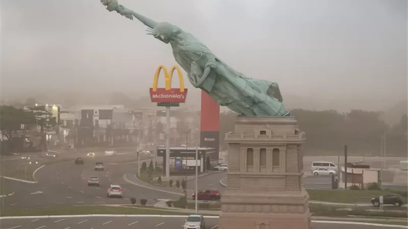 انهيار نسخة "تمثال الحرية" في جوايبا: رياح قوية تحطم 24 مترًا من البرونز دون إصابات 1 انهيار نسخة "تمثال الحرية" في جوايبا: رياح قوية تحطم 24 مترًا من البرونز دون إصابات