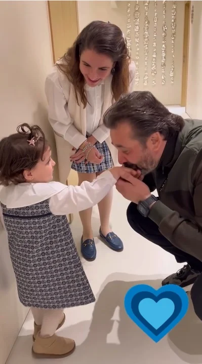 "كريم عبد العزيز يمازح حفيدة أصالة جيلان خلال زيارته لعيادة شام الذهبي في لحظات عفوية" 1 "كريم عبد العزيز يمازح حفيدة أصالة جيلان خلال زيارته لعيادة شام الذهبي في لحظات عفوية"