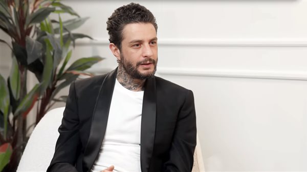 «أحمد الفيشاوي يصل القاهرة غدًا لحضور عزاء والدته سمية الألفي بعد غيابه عن الجنازة»