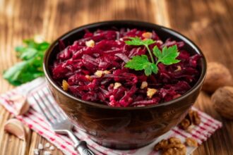 سلطة البنجر: نكهة منعشة وفوائد صحية في كل قضمة