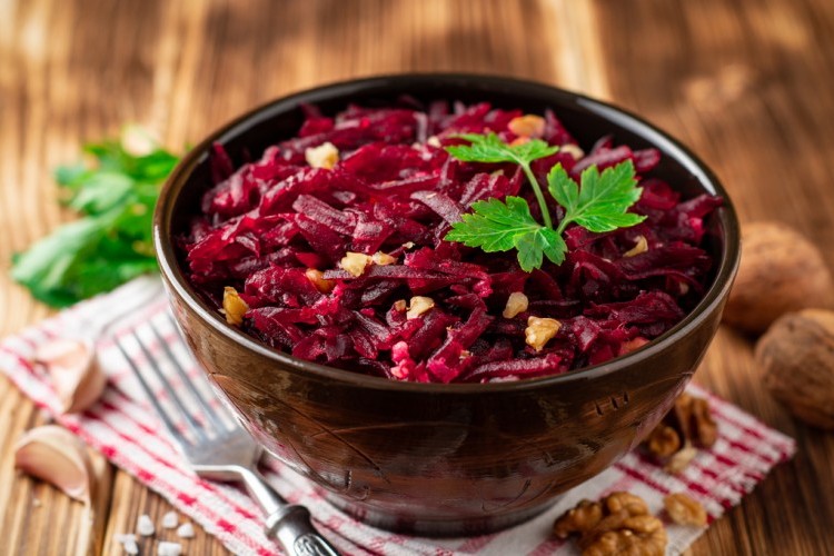 سلطة البنجر: نكهة منعشة وفوائد صحية في كل قضمة