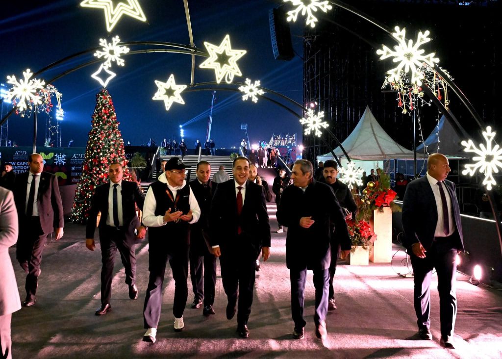 رئيس الوزراء يشارك المواطنين احتفالات استقبال العام الميلادي الجديد بالعاصمة الإدارية 2 رئيس الوزراء يشارك المواطنين احتفالات استقبال العام الميلادي الجديد بالعاصمة الإدارية