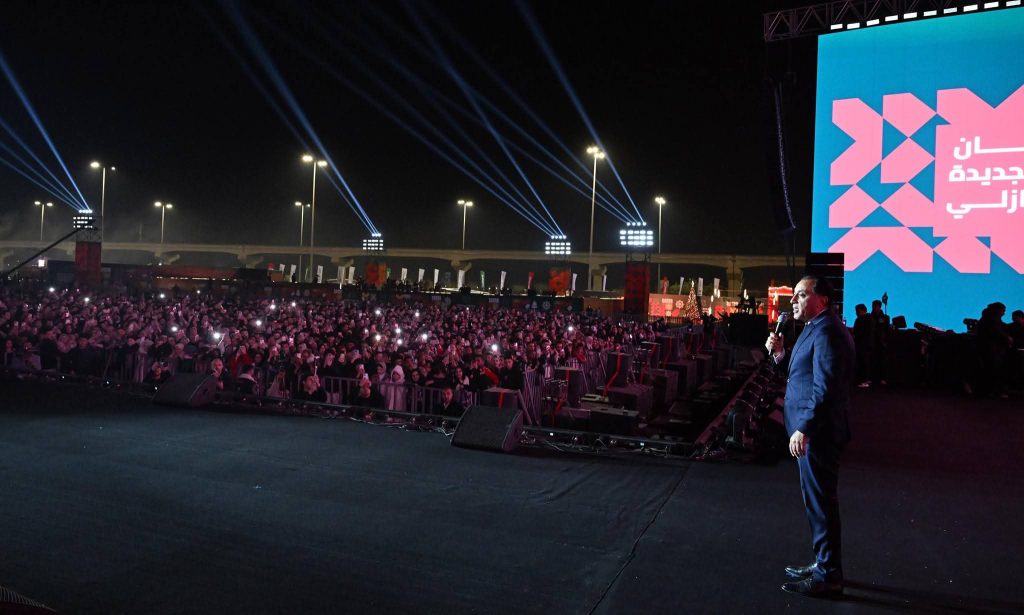 رئيس الوزراء يشارك المواطنين احتفالات استقبال العام الميلادي الجديد بالعاصمة الإدارية 5 رئيس الوزراء يشارك المواطنين احتفالات استقبال العام الميلادي الجديد بالعاصمة الإدارية