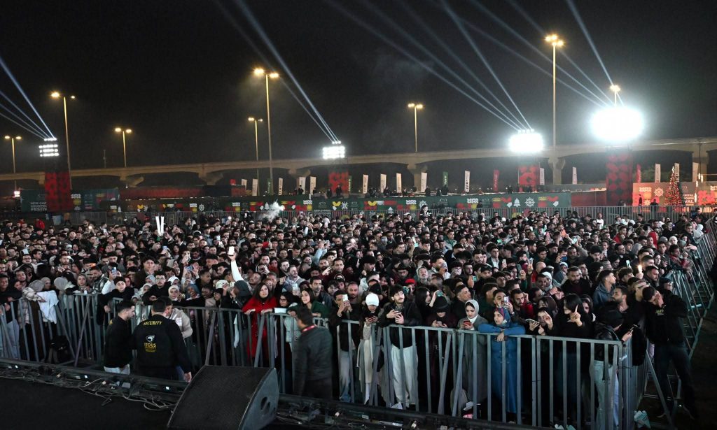 رئيس الوزراء يشارك المواطنين احتفالات استقبال العام الميلادي الجديد بالعاصمة الإدارية 6 رئيس الوزراء يشارك المواطنين احتفالات استقبال العام الميلادي الجديد بالعاصمة الإدارية