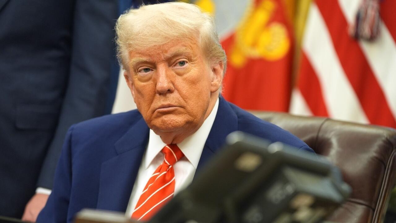 «ترامب يمنح عفوًا كاملاً للنائب هنري كويلار وزوجته المتهمَين بالرشوة والتآمر» 1 «ترامب يمنح عفوًا كاملاً للنائب هنري كويلار وزوجته المتهمَين بالرشوة والتآمر»