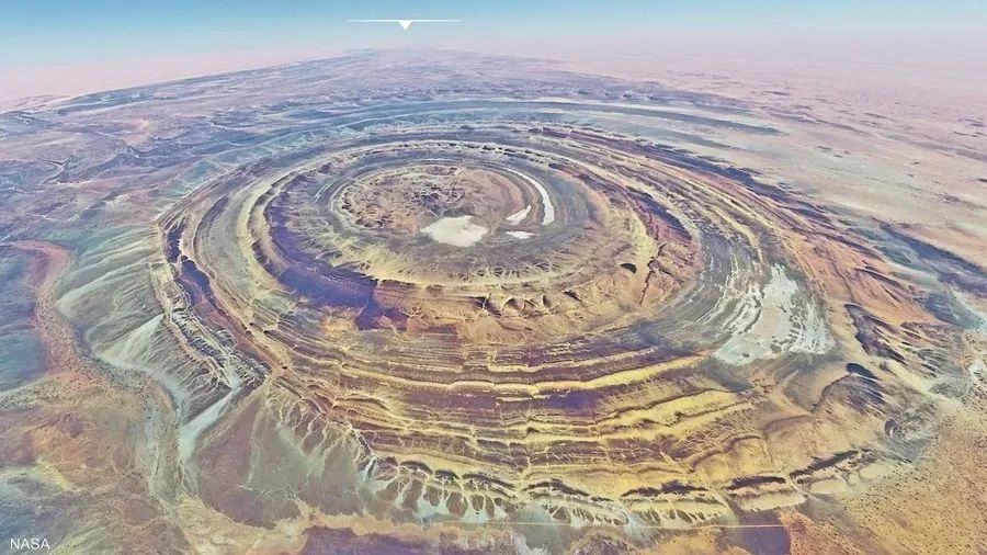 عين أفريقيا الحمراء.. لغز جيولوجي عمره 100 مليون عام يزين صحراء موريتانيا 1 عين أفريقيا الحمراء.. لغز جيولوجي عمره 100 مليون عام يزين صحراء موريتانيا