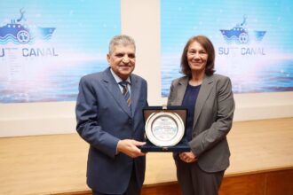 "رئيس قناة السويس يستقبل بعثة صندوق النقد الدولي للاطلاع على مشروعات القناة"