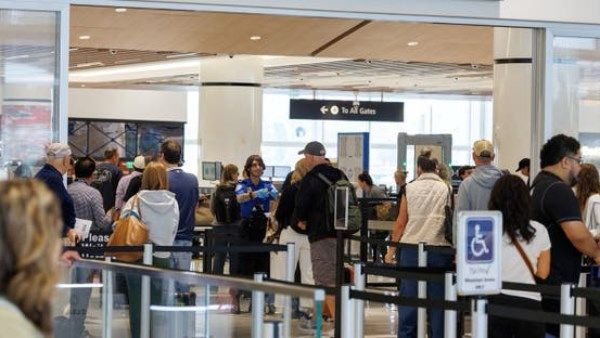 "ترامب يخطط لمطالبة السياح الأجانب بالكشف عن حساباتهم على السوشيال ميديا قبل دخول أمريكا"