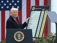 ترامب يفرض رسوماً مؤجلة على رقائق الصين ويخفف قيود التكنولوجيا في "صفقة تهدئة"