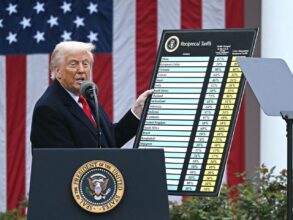 ترامب يفرض رسوماً مؤجلة على رقائق الصين ويخفف قيود التكنولوجيا في "صفقة تهدئة"