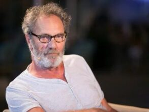 المخرج يسري نصر الله ينعى الفنان محمد بكري: "خسارة كبيرة للفن العربي".