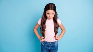 دليل الأمهات للتعامل مع الطفل العنيف: الأسباب والحلول العملية"