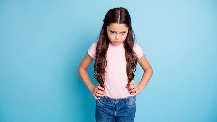 دليل الأمهات للتعامل مع الطفل العنيف: الأسباب والحلول العملية"