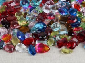 أقوى 7 تركيبات للأحجار الكريمة لعام 2026 تزيد الحظ والمال والصحة الجيدة تجذب الأحجار الكريمة