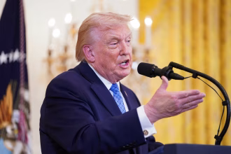 ترامب يضغط على فنزويلا: حصار نفطي لـ 3 أشهر دون استبعاد الخيار العسكري