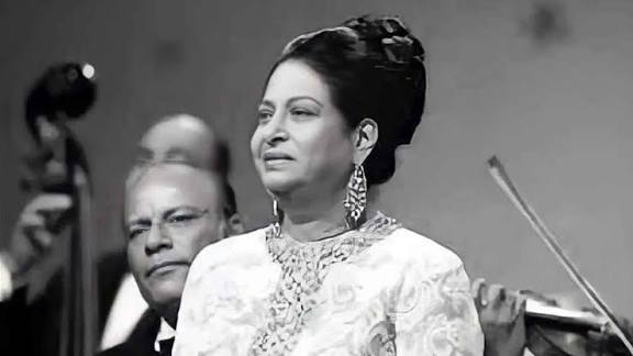 أم كلثوم.. صوت الوطن الذي قاتل في سنوات المجهود الحربي