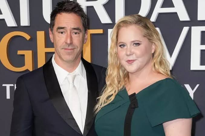 إيمي شومر تعلن انفصالها عن زوجها بعد 7 سنوات من الزواج في أجواء ودّية