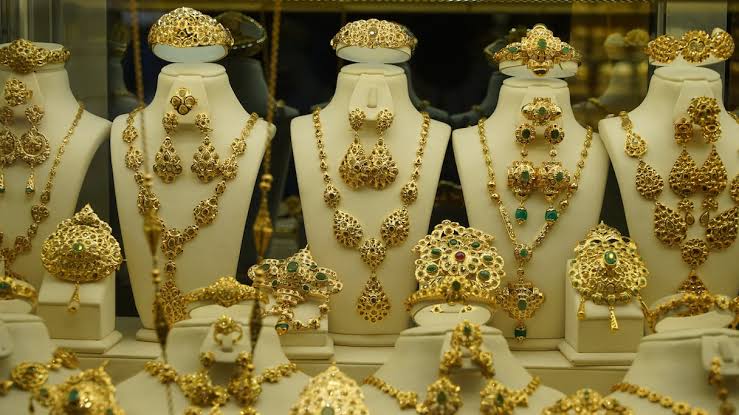 "أسعار الذهب تقفز محليًا وعالميًا… توقعات بوصول الأونصة إلى 5 آلاف دولار بحلول 2026"