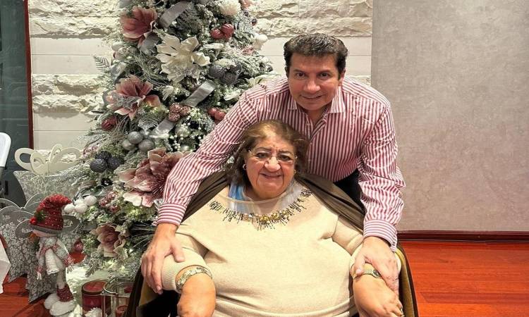 هاني رمزي ينعى والدته: «أمى سابتنى وراحت السما» – تفاصيل الجنازة والعزاء