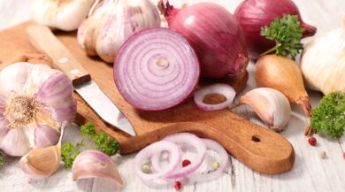 وداعًا لرائحة البصل: 5 حيل منزلية بسيطة تزيلها في ثوانٍ
