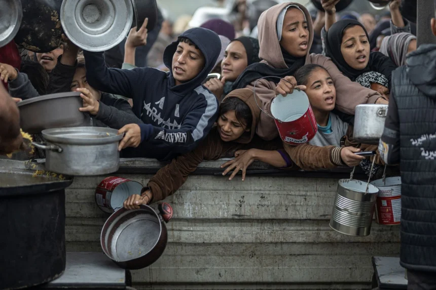 320 ألف طفل بغزة على حافة الهلاك: سوء تغذية حاد وموسم شتاء قاسٍ يفاقم الكارثة
