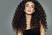 ثلاث خطوات أساسية للعناية بالشعر الكيرلي: تنظيف، تجفيف وتصفيف بلا هيشان