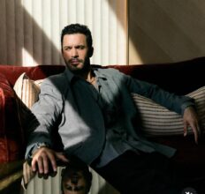 باريش أردوتش يخضع لجلسة تصوير ويعبر عن إعجابه بشيرين عبد الوهاب