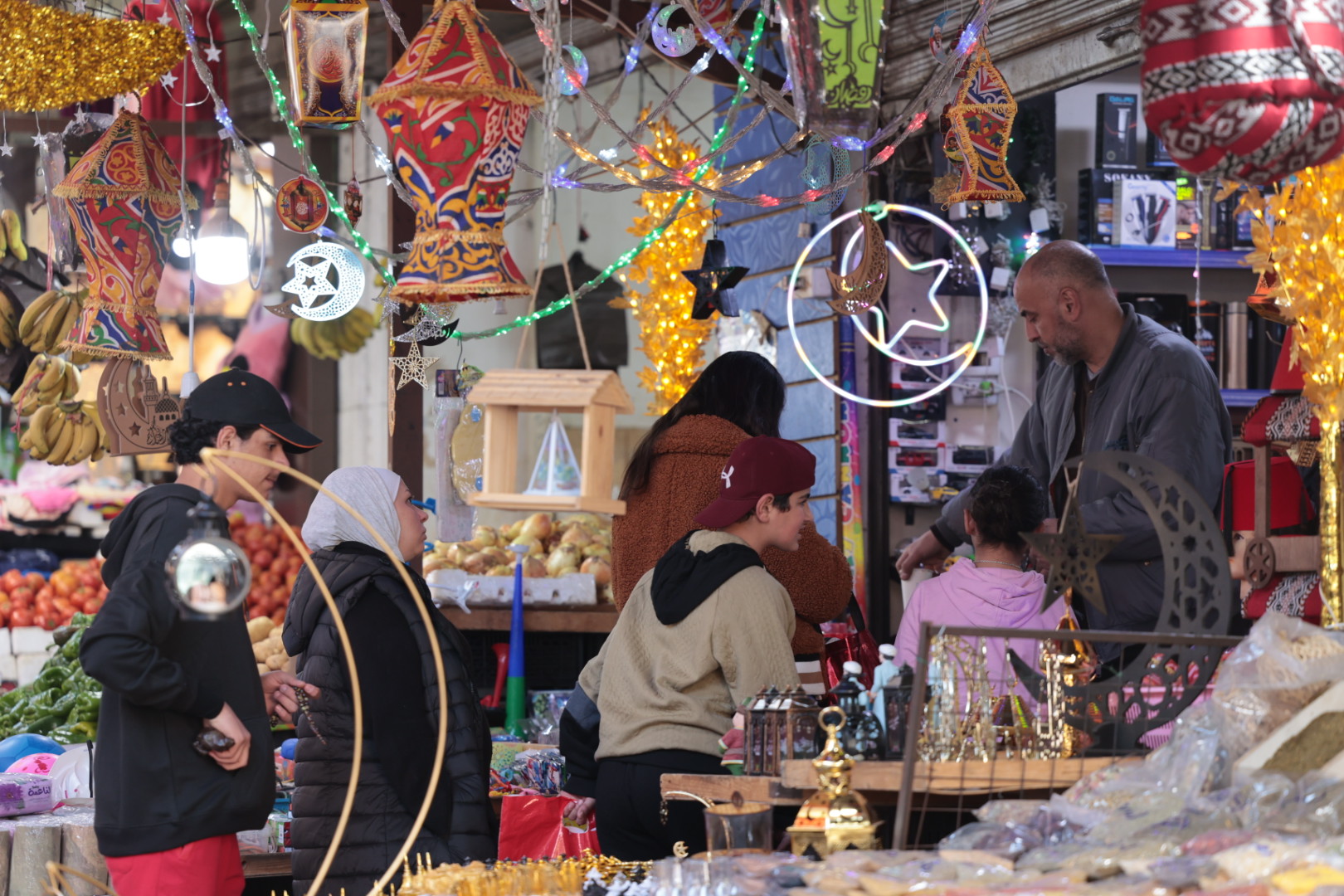 الدولة ترفع درجة الاستعداد القصوى لتأمين صحة المصريين في رمضان.. خطة شاملة للرقابة على "موائد الرحمن" والأسواق.. ونشر سيارات الإسعاف وفرق الطوارئ بجميع الميادين