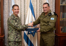 قائد القيادة المركزية الأمريكية يصل إسرائيل لبحث الأوضاع الأمنية