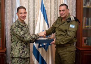 قائد القيادة المركزية الأمريكية يصل إسرائيل لبحث الأوضاع الأمنية